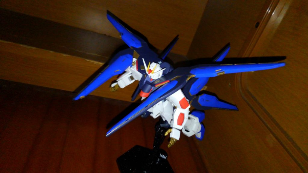 そして一番の改造点が翼の展開!
エールストライカーをイメージしてますヽ(・∀・)ノ
肩アーマーの可動は翼に干渉しないように仕込みました。