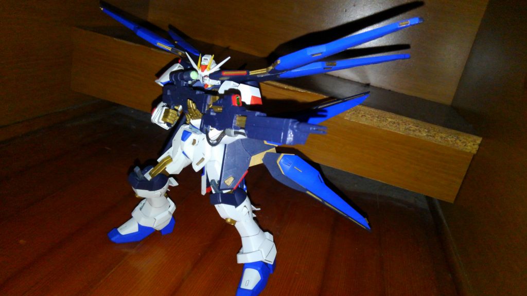 ついでに装甲剥がれたビームライフルはスナイパーライフルとして活用しております(笑)
スコープを追加してメッシュパイプでディテールアップしています。