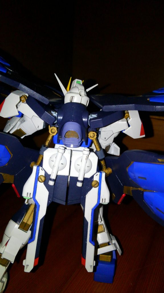 前翼を腰に持っていく為に可動軸で取り付けています。
ストライクフリーダムにパッと見戻せるように可動を仕込むのが今回のコンセプト(*´ω`*)