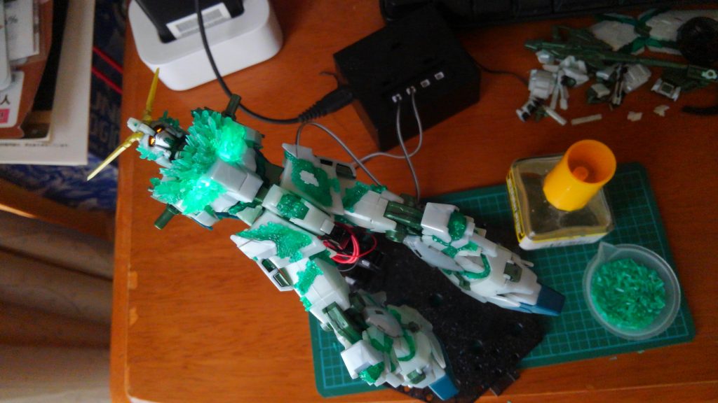 平面的だった結晶部に盛り付けました！
クラスター風になるようにピンセットでチクチク貼ります！