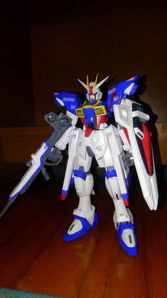 正面。
塗装を青く、胸部ダクトをプラ板にて初代風に。何気に頭も切り刻み小顔化してます。
クスフィアスレールガンは銃身をカット。長すぎるんじゃい!
逆にルプスビームライフルはジャンクパーツで銃身と銃床を延長しましたヽ(・∀・)ノすないぱー!