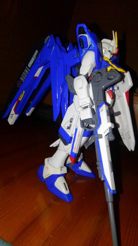 側面。
微妙に足の延長工作も頑張ったけど判りませんな(笑)
価格とサイズが手頃なのでいぢり易いのが旧キットの良さですな!