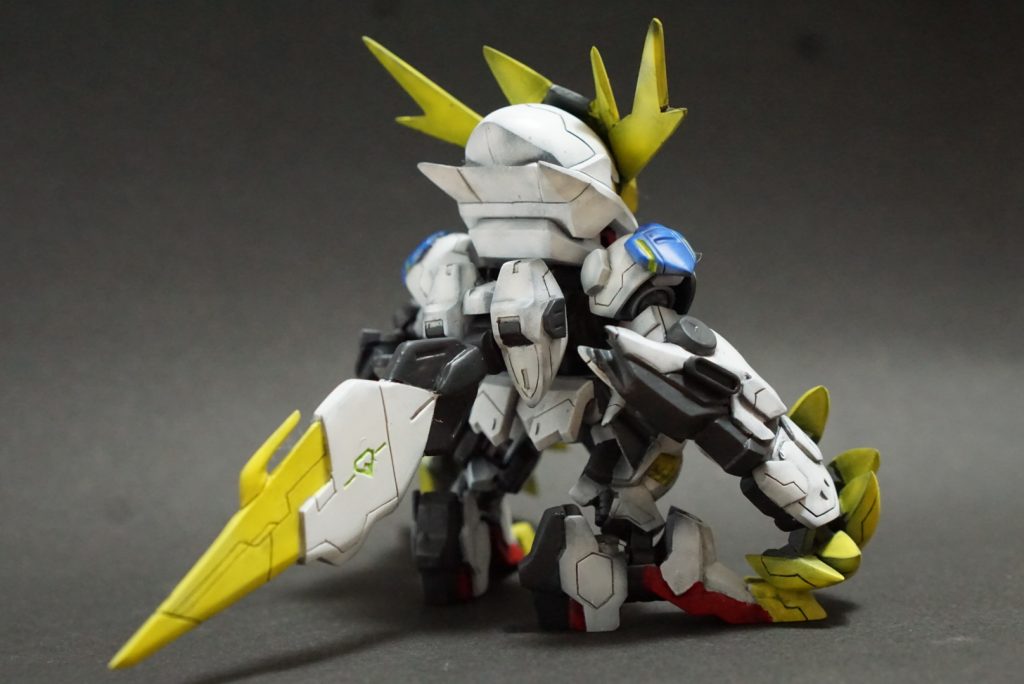 尻尾はデカく太く。
後ろから見たときの肘のトゲトゲした感じが好き。