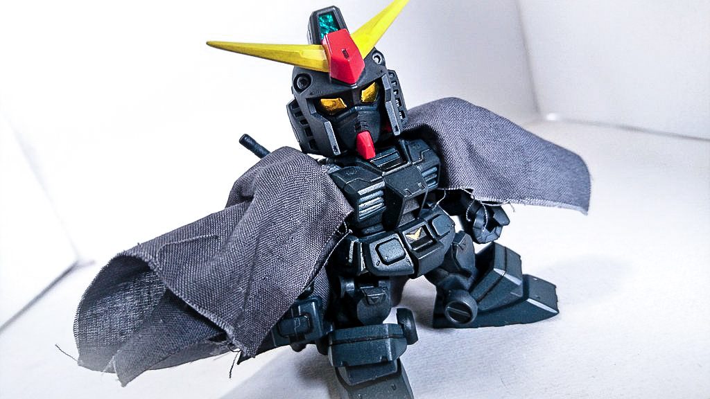 ガンダムがあらゆるモノと合体し、Gガンダムに勝るとも劣らないやべーデザインのガンダムが多々登場して戦う作品なので既存のガンダムに出番は殆どありません。
そんな中、既存のガンダムから少しデザインを変更した唯一のMSがこのルークエッジ専用ガンダムなのです(戦闘シーンは2コマのみ)。