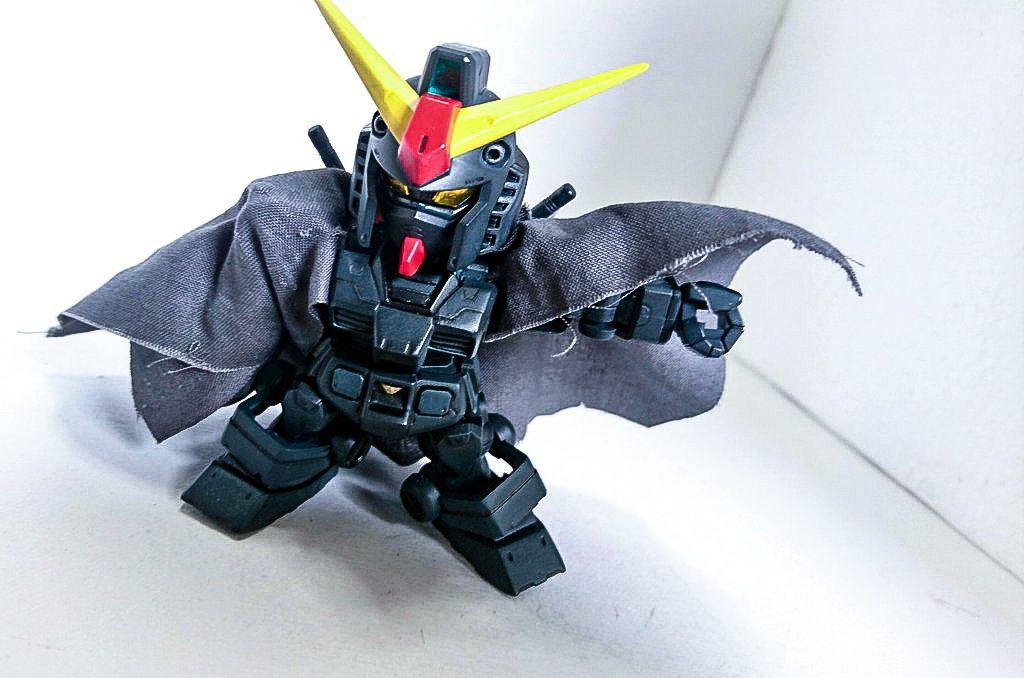 黒くなった主人公機、クールな謎のパイロット、マント…男の子が大好きなモノが詰まっています。