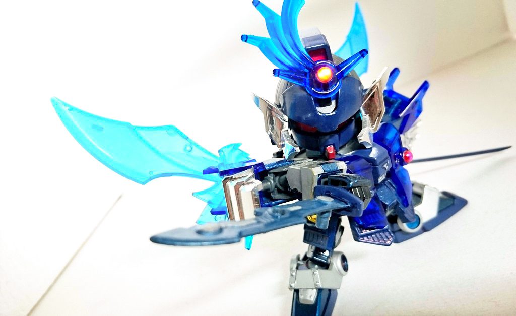 (追加写真)
兜飾りに強く光が当たったお気に入りの一枚です。