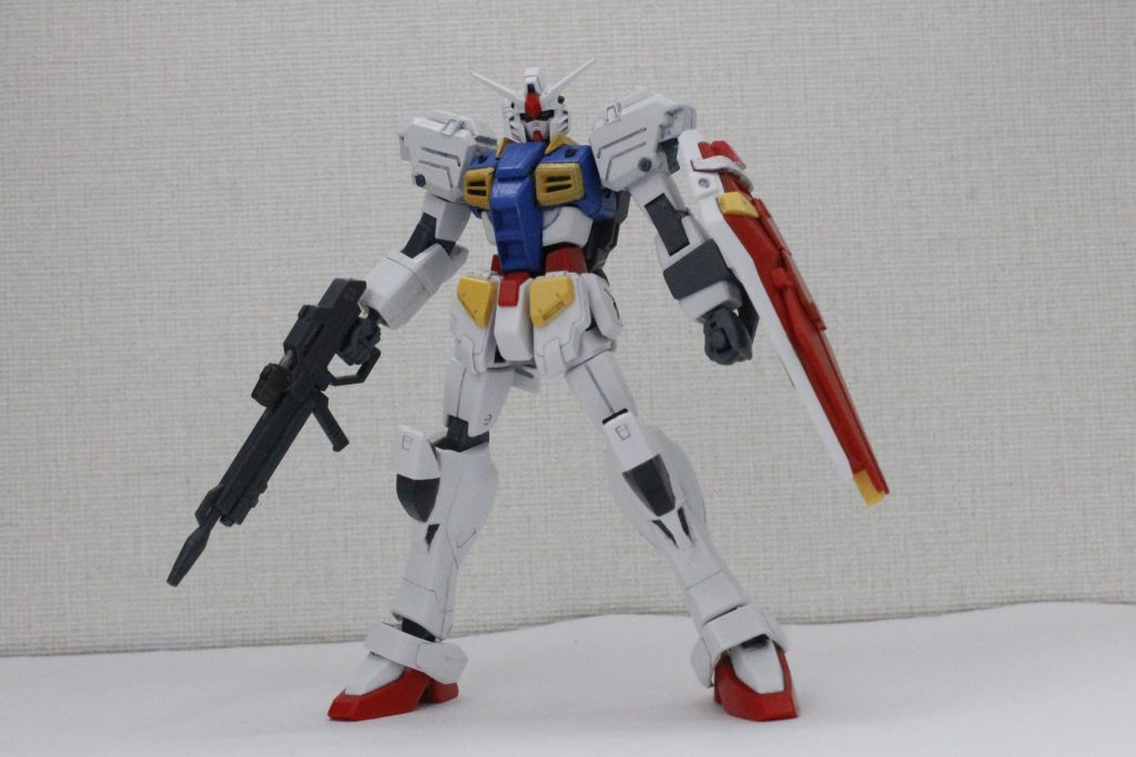 武装はシンプルにビームライフル、ビームサーベル、シールドです。
他に少しオプション装備があります。