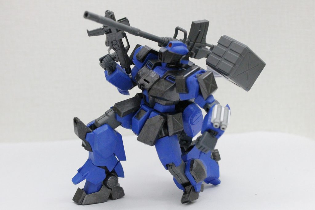 武器はショートバレルビームライフルと180㎜キャノンと6連装ミサイルポッド