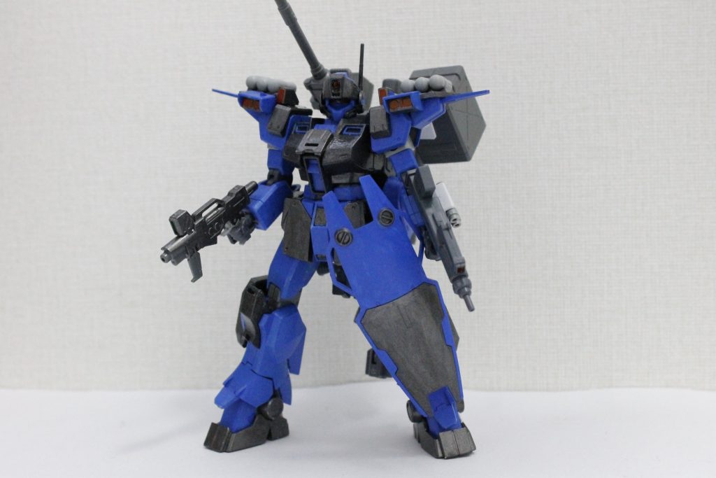 改修型です。肩をセンサーとロケット弾、脚をスラスターとシールドに換装。
左手にはブルパップマシンガンを装備しました。