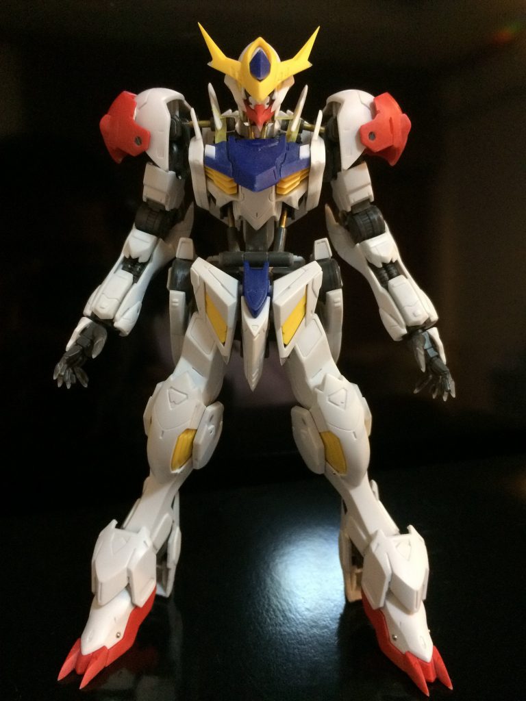 ～改修ポイント～

襟の新規をパラ版で作りました。
脇のアーマープラ版でを厚くしました。
手の爪を瞬間着斉で盛り付けて成形してシャープ化した。
背中と腰部のフレームとを延長しました。
首と肩と胴体のシリンダーを新規に作りました。
全体のシャープ化。