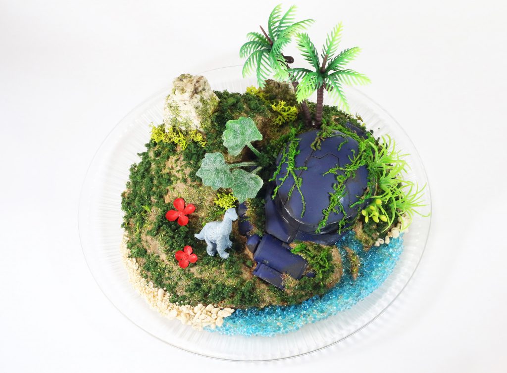 ザクの目元からあふれる湧き水は、水耕栽培用のグラスサンドで表現。涙のようにも見えたらいいなと思いつつ…