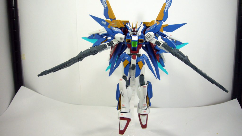 広げるとこんな感じです。ウイングにはFファンネルついてるのでどっちかというとストフリっぽいかも