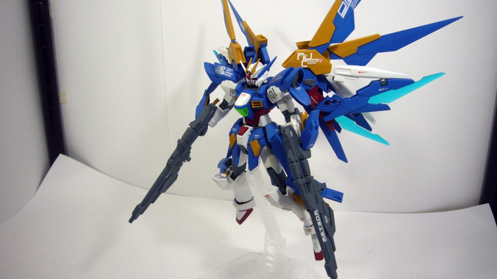 高速移動時にはウイングのほかに両手足のフィンも展開します。ちなみに廃熱兼ミラージュコロイド発生装置です。