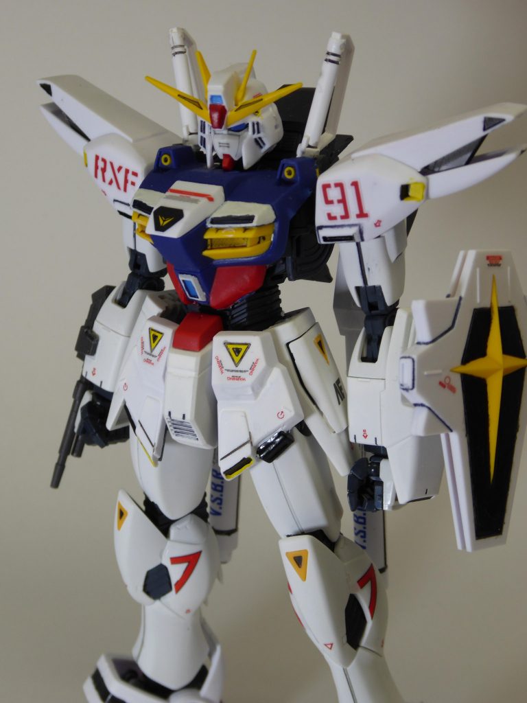 右腕のマシンガン辺りにアナハイムがF91を愚直に模倣した感があって大好きです