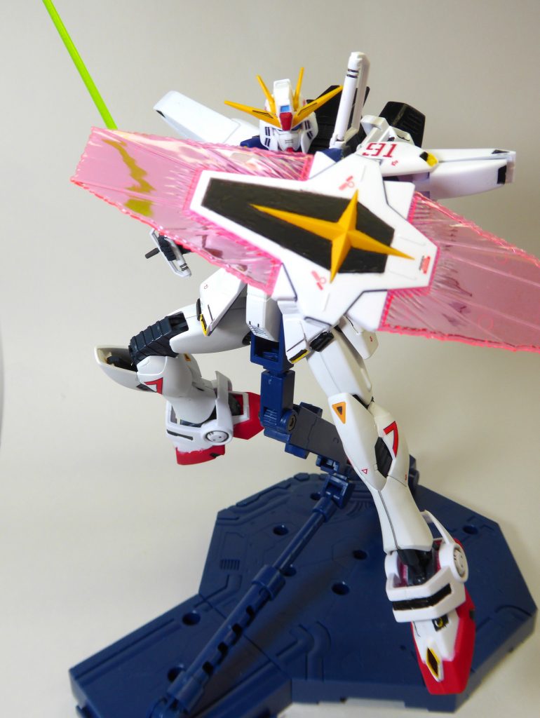 ビームシールド構え。ビームサーベルと色違うの写真撮ってから気づいた…