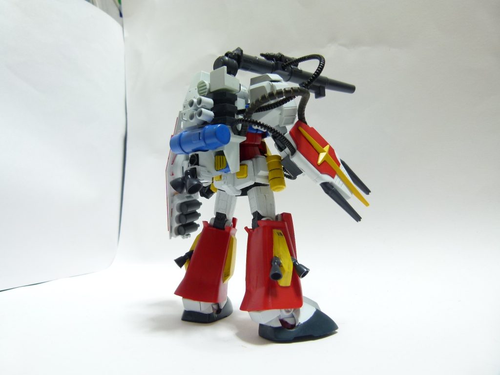 後ろ。スラスター周りなどはジャンクパーツ。肩アーマーの幅埋めもジャンクパーツです。脚部はおおむね旧キットの装甲を使用。出っ張っているのはアンクルアーマー。ケーブルは旧キットのままです。