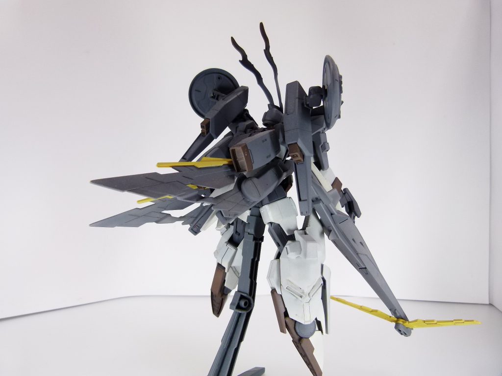 後ろ姿。

ガンダムAGE-3オービタルをベースに、高機動長射程狙撃型MSとしてカスタムされたMS。
肩にはレドームが備えられ、先行警戒および離脱も得意。
「ファザーン」は「雉」の意。