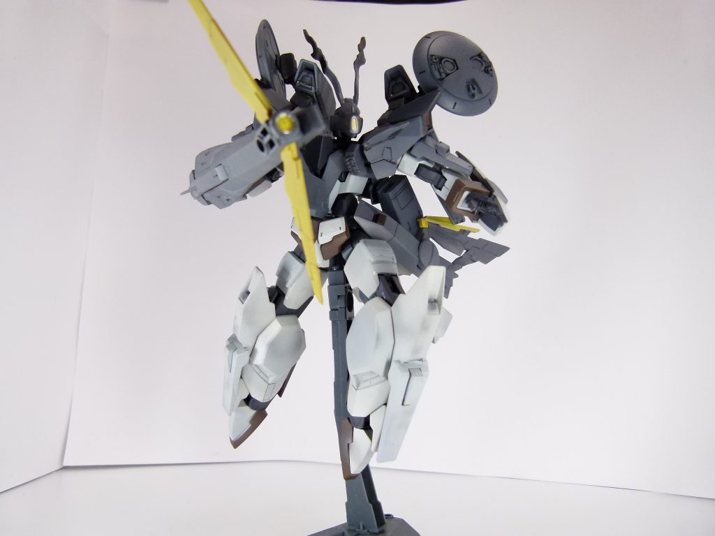 顔はセンサーを兼ねているためガンダム顔ではない。
シグマシスロングキャノンには安定翼が取り付けられ正確な射撃が可能。