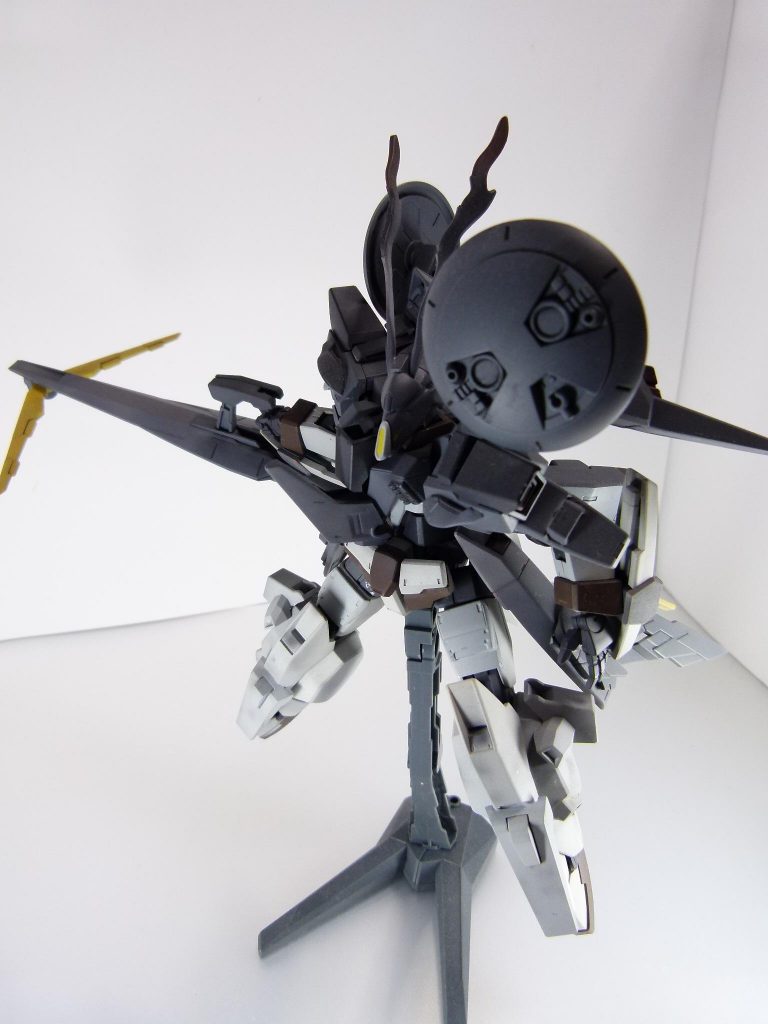 配色・ネーミングともに筆者趣味である。地味。
エアブラシはこの時点で二・三作目だったのでやはり使い慣れていない面が目立つ。

旧GUNSTAの「グリモア・コマンダー」を見た方は分かりやすいかな（あちらにも雉を模したエンブレムがあった）。