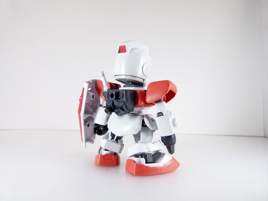 後ろ。
コックピットブロック、フロント・リアアーマー、膝、ビーム・サーベルの切除部分にエポパテを使用。
右手は基部をSDEX、ビーム・スプレーガンと手首は旧キット「1/144 ジムキャノン」から持ってきました。
本体色はオレンジですが、シールドは「連邦汎用シールド」なので普通の赤で塗りました。
※「ガンプラビギナーズガイド」でこれから使用する物です