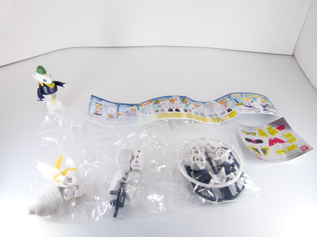 内容物。基本的に、武者・騎士・ここにはいないコマンドガトリングガンダムの３種×カラーバリエーション３色の９種+武器とジョイントのセットとなっています。
武器とジョイントの入手が難しそう。

組み立ての注意。
ミニブックを見るよりも[公式サイトの解説](http://gashapon.jp/news/info_gashapla.html)を見た方が早いかと思われます。コマンドはシール位置に誤植がありますし、武者は頭の角接続ジョイントが非常に紛らわしいです。