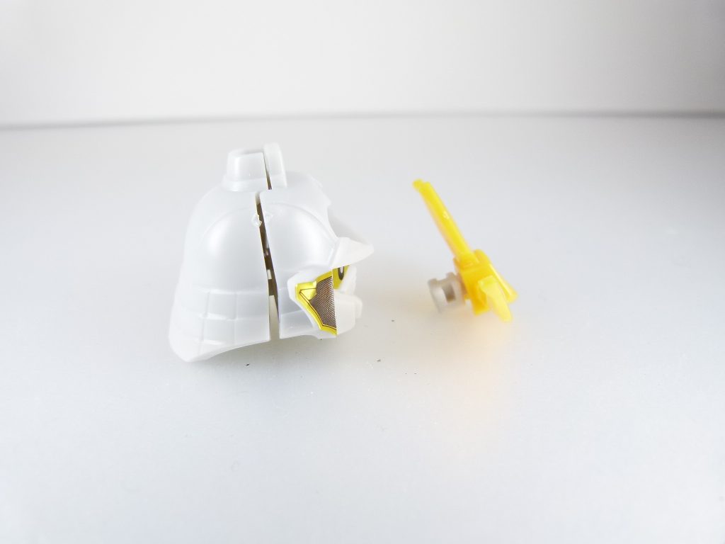 一応こちらにも書いておくと、角接続ジョイントは写真の方向に（穴がU字型になるように）取り付けます。
また武器モードにする際はジョイントの向き自体を切り替えて穴部分を角にはめ込み、頭頂部に接続します（公式を見た方が分かりやすいかと）。