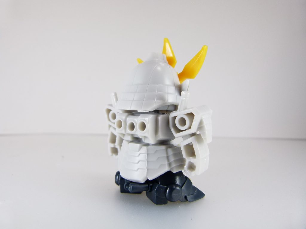 後ろ姿。
このほか、武器・SDスプレーガンとL字型ジョイント、それぞれの専用マスクが付属。
武器セットの武器を追加すると単体での遊びが広がる仕様です。