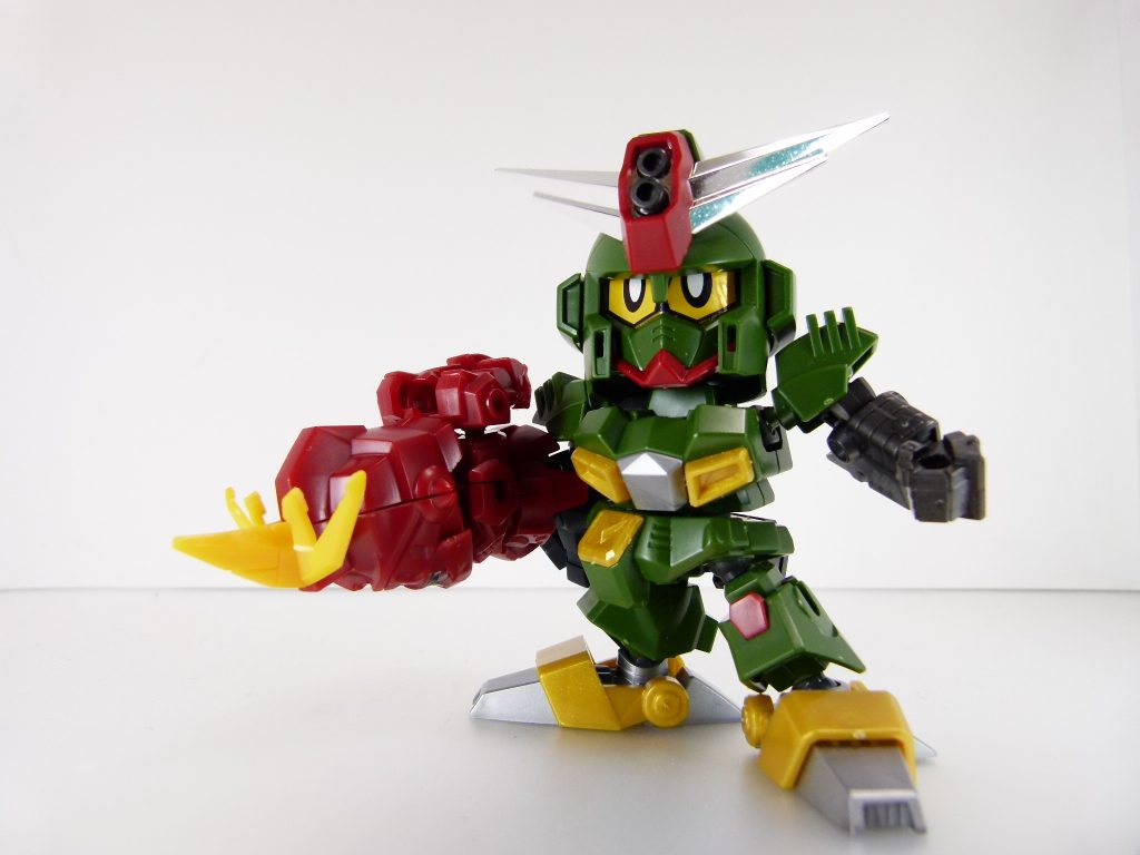 腕を背中に回し角を頭頂部にはめ込むことで武器モードに変化します。
各部の３ミリ穴・３ミリ軸でガンプラを自由に武装。軸にPC-7をかまして手近な場所にあったコマンドガンダムの武器腕にしてみる。