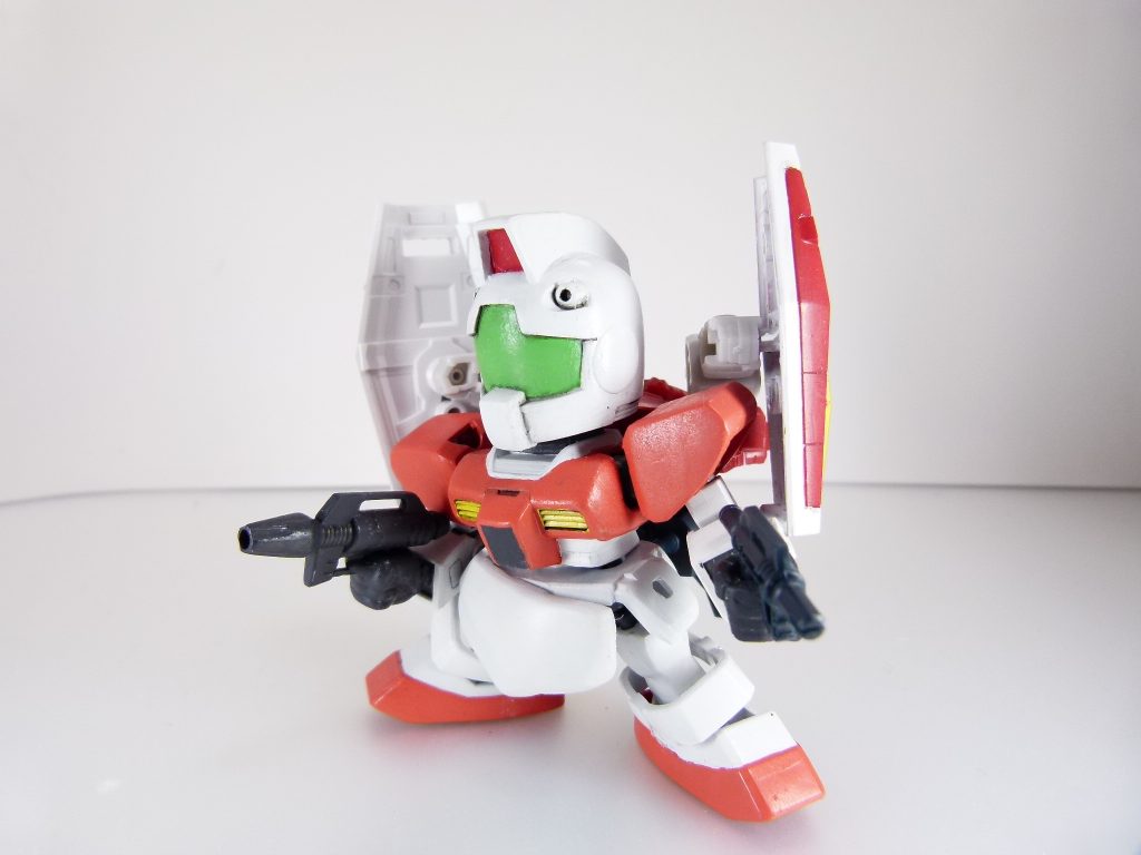 胴体部など、穴の開いている部分はHGBCなどを駆使してHGなどとカスタマイズ。
プチッガイ用汎用切り替えジョイントでAGP軸を形成し、先日製作のSDジムの背中に接続。
腕パーツ同士をつなげてサブアーム風に。左手のSDスプレーガンも似合わないわけではない。