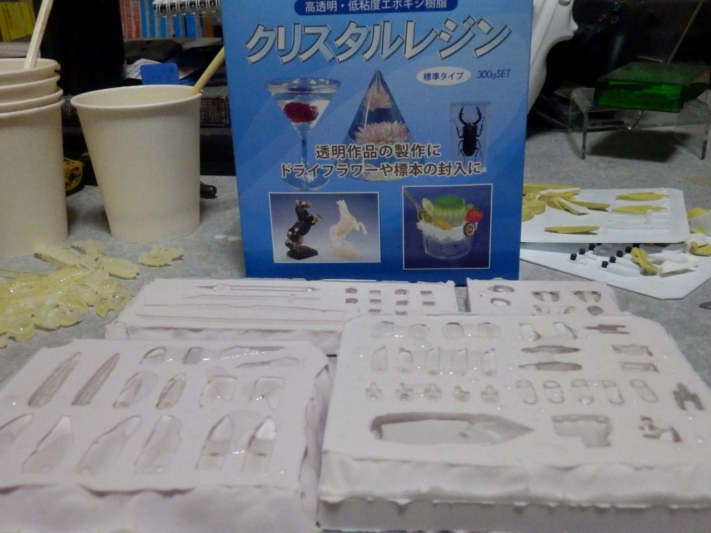 クリアパーツの類は全てクリスタルレジンを使って作ってます。
製作が結構前でうろ覚えですが確か
「形状が完成したパーツを複製」ではなく「大雑把に複製してから形状を完成させる」
という感じで複製してたはず。