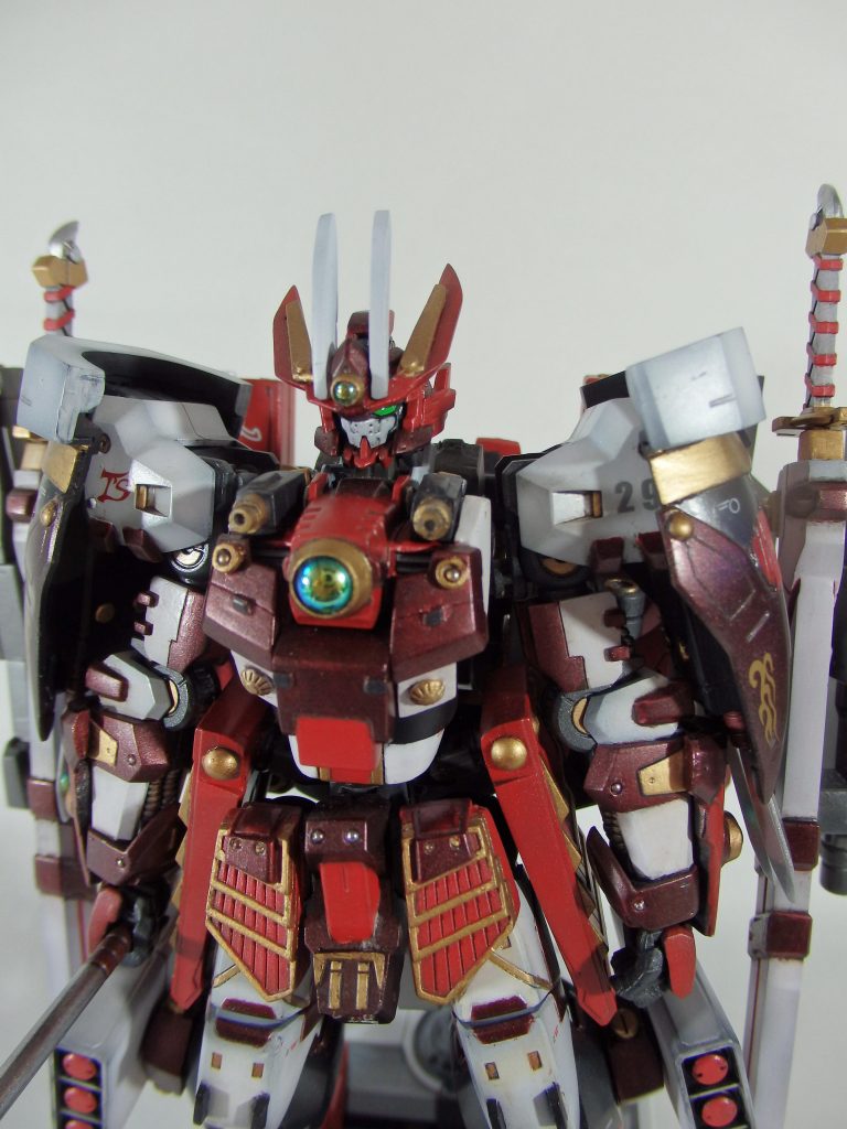 アスタロトオリジンのアンテナを延長。
胸部はグレイズの腰アーマーとアスタロトの胸パーツを使用。