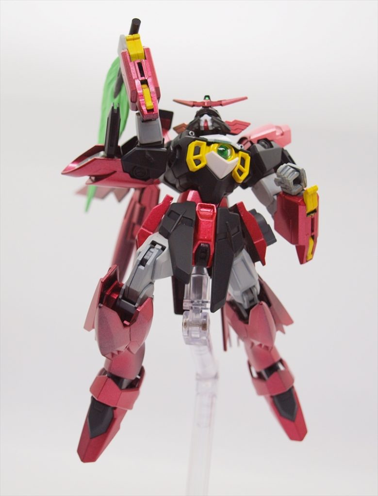 振りかぶりはアオリで…ケーブルからのエネルギー供給ではなく、マニュピレーターと接続している設定です。
右の腰サイドアーマーに通常タイプサーベル、左にビームソードを下げています。