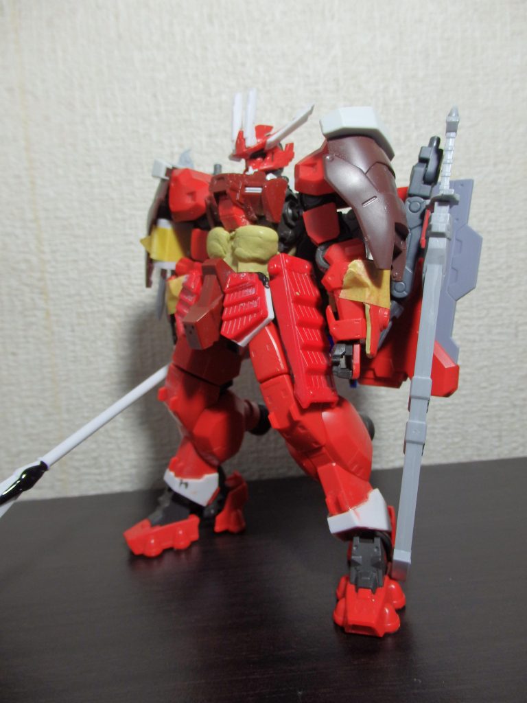 腹部の装甲はエポパテでスクラッチ。もちろん外せます。手甲はオリジンの腰アーマーを使用。