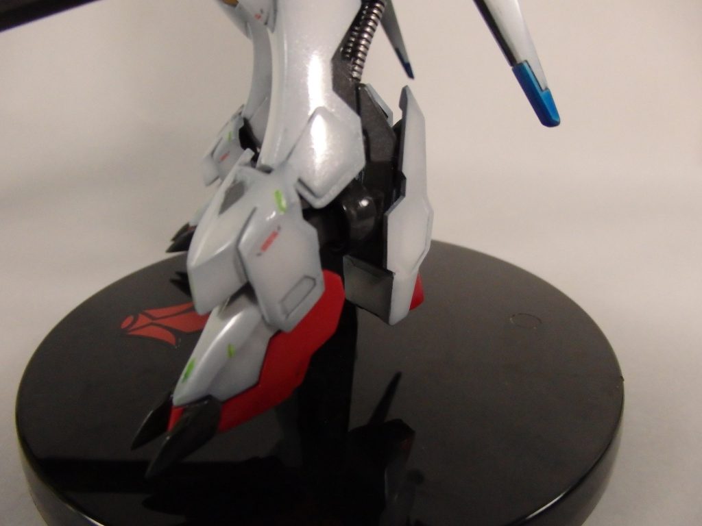 足の肉抜きはビルダーズパーツのパネルやパテなどで埋めました。つま先はプラ板で延長。