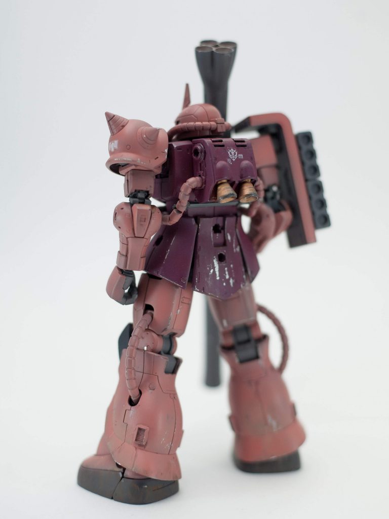 改造した所は、バックパック上部にあるバーニアを廃止し、排気用ダクトをプラ板で自作。また、脚部のスラスターもプラ板で塞ぎ、新たにダクトを新設してます。