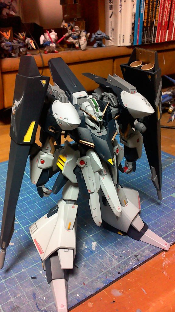 こっちは俯瞰ですねー。頭部センサー部は付属のシールの上からラピーテープ貼ってます