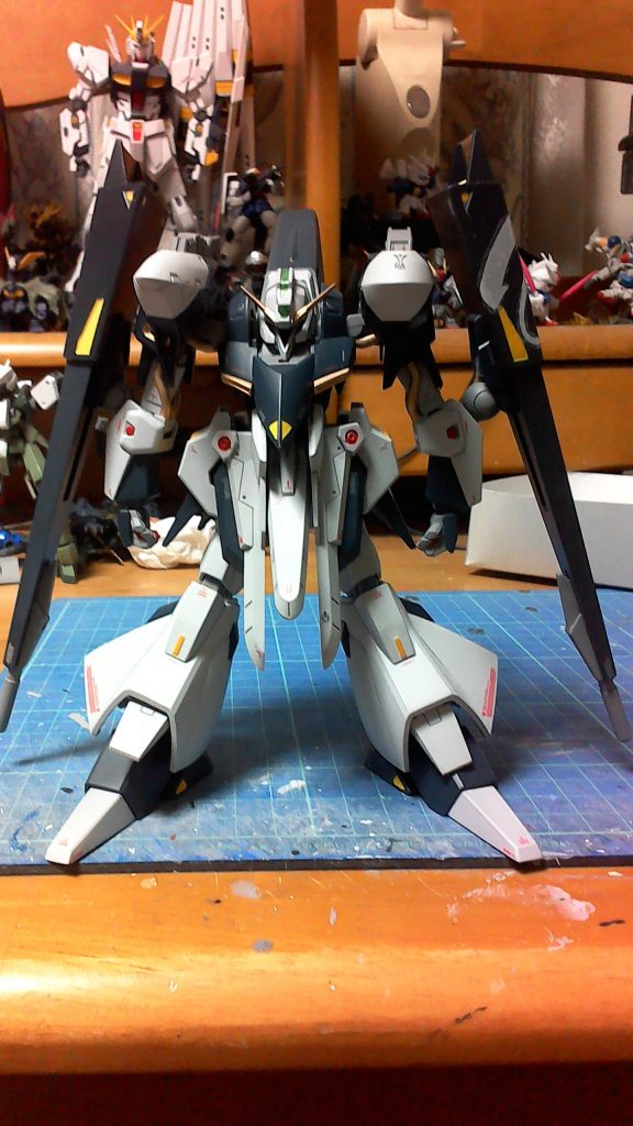 正面ー♪両腕から伸びるバインダーが堪りませんねぇ。というかフライルーせっかくモノアイもかっちょ良くしたのに全く見えないのが残念で仕方ない…