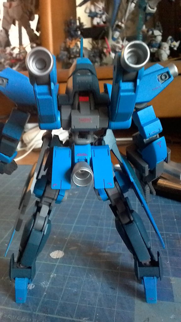 バックショット。背中のスラスターユニットはどうやっても合わせ目が消せなかったのでそのまま。見えてませんが腰の肉抜きもしっかり埋めてます