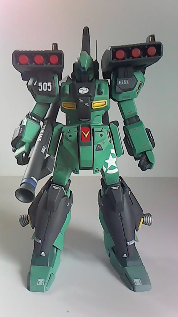 正面。3連対艦ミサイルのセンサーはアニメを見る限り発車前に色が変わるので変化後にしてます。付属のシールにラピーテープのいつものです