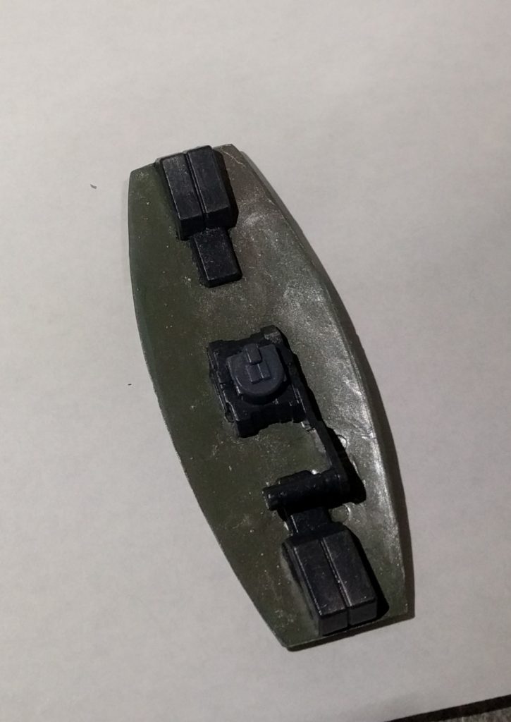 武装は本キットの物をカスタムして装備出来るように加工した物の他に、オリジナルで製作した「アサルトショットガン」を装備してます
またシールド裏にも他キットのパーツを追加してます