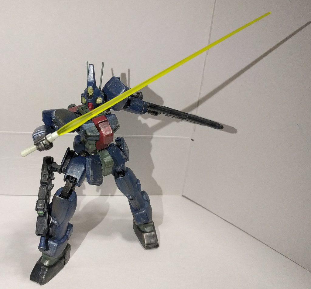 ビームサーベルの柄はHGUC ガンダム（新型の方）の物を使用し、ビーム刃にはバーザムの物を使う事で大出力のビームサーベルを表現してます