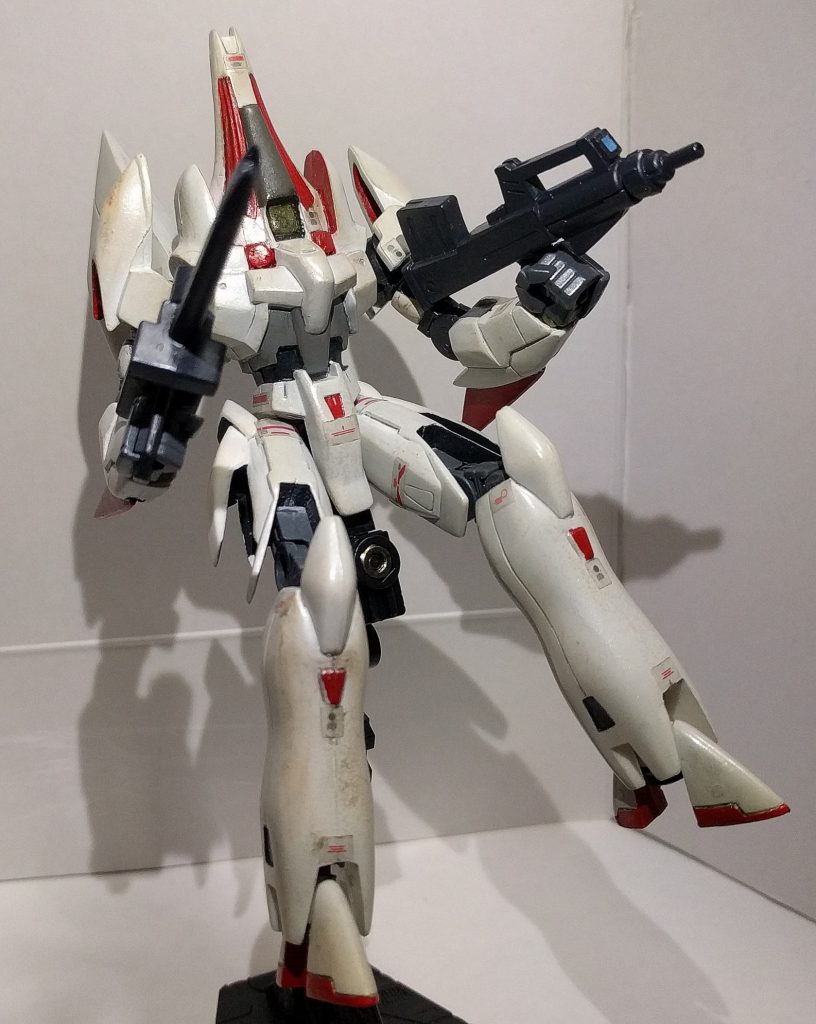 ビームライフルは上部のパーツの開口とグリップ部分の取り替えをしてます
レーザーガンもそのままでは装備出来なかったため角度を調節してグリップを付け直してます