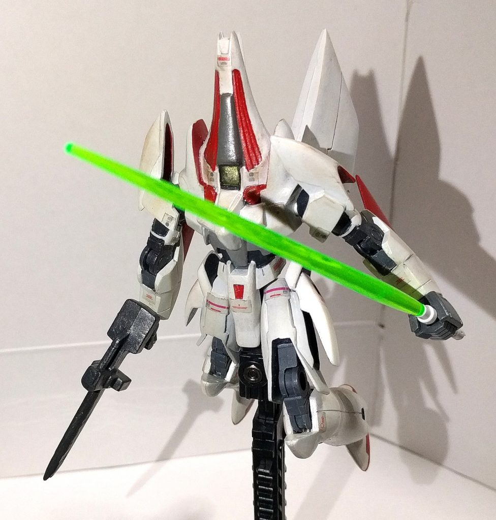 ビームサーベルは柄をRGガンダムから、ビーム刃はF91からパーツ取りをして装備させてます