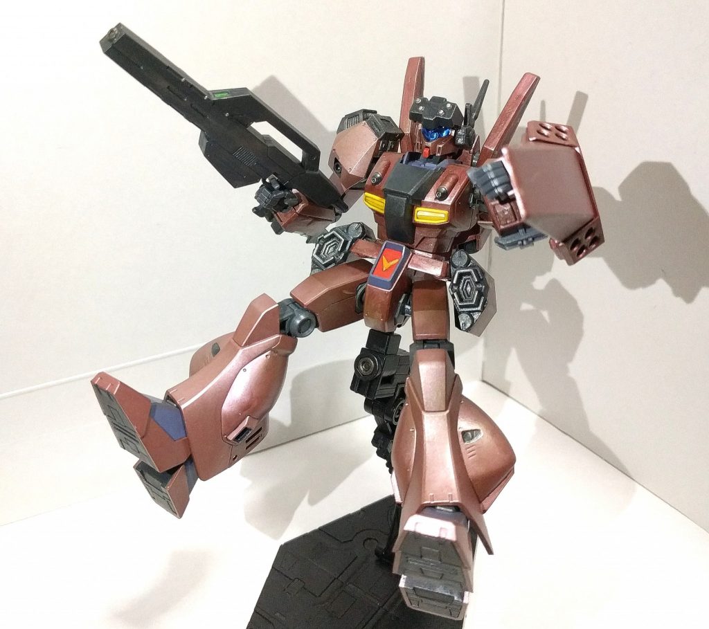 「火力が足りないのなら、盛ればいいでしょう？」

左右の腰部に装備された本機最大の特徴とも言える「ハイメガランチャー」はR型に余剰パーツとして付属するM型のミサイルパックのパーツを改造して製作しました