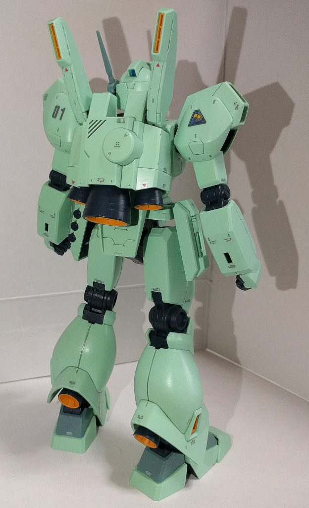 HGUC版が発売されてから長い時が経ち、ようやく発売されたMG版ジェガン、凄い事にこの状態でもほぼ塗装はしておらず、各所に黄色のパーツを使う事でHGで塗装が必須だった箇所までパーツ分けされてますので、素組みでもほぼ問題無いですが、こだわる人はバイザー内部のパーツ、バックパックのパイプが通る箇所に塗装するとより良くなります（本作品はその箇所のみ塗装してます