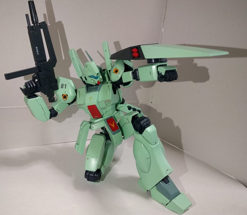 ビームライフル&シールド装備
ハンドパーツはMG ジム·スナイパーⅡと似たようなものになっていて安定して持たせる事が出来ます