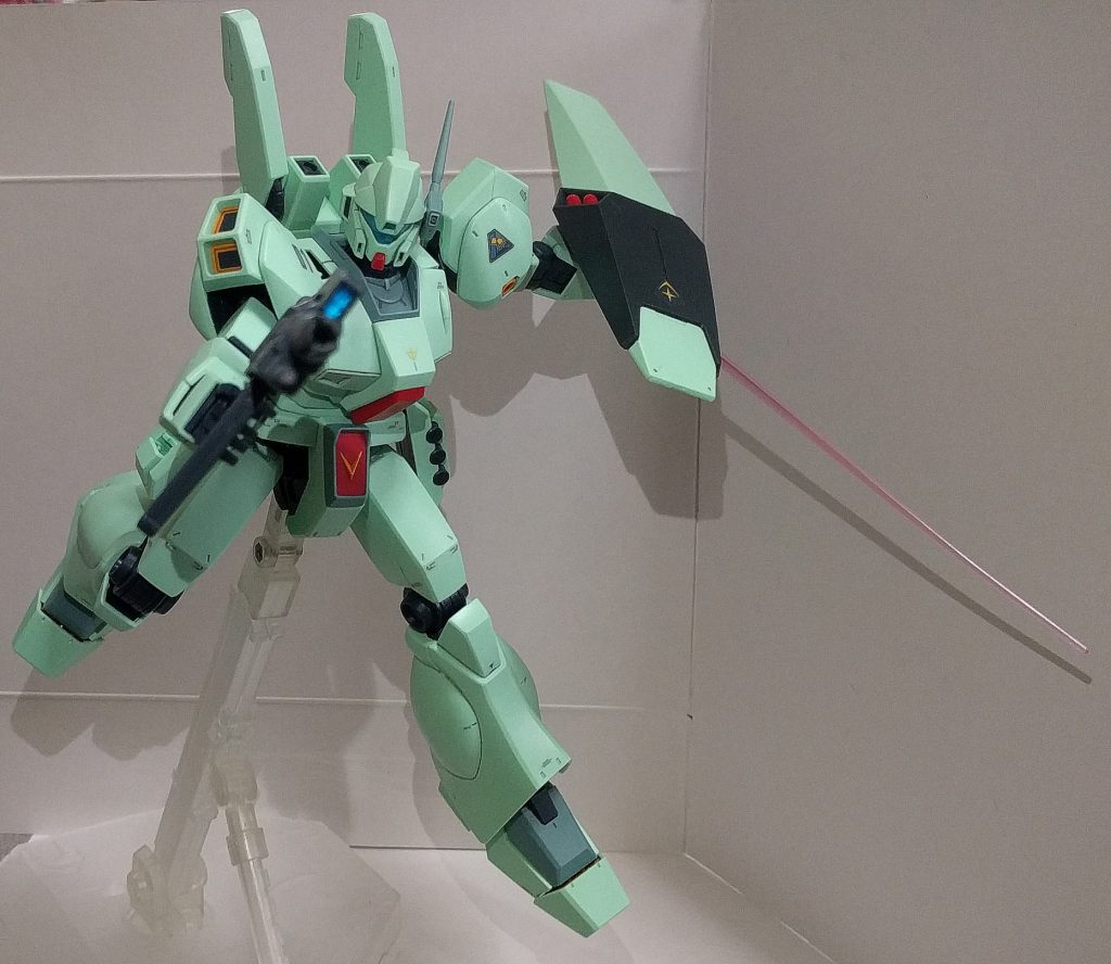 ビームサーベル装備
ビームサーベルも設定通りの取り出し方法となっており、本機の可動域も幅広いおかげで様々なアクションをとらせる事が出来ます