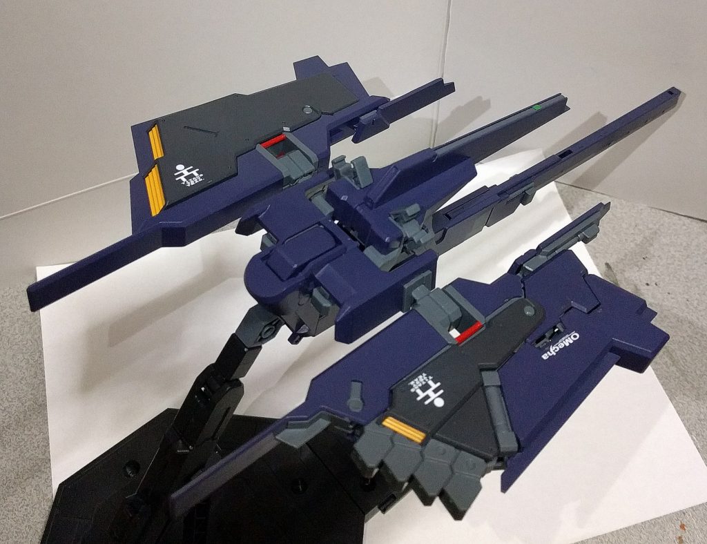 こちらがフルドドです、HG版と大きく異なりMG版になった事でパーツ量が増え、色分けも細かく再現されてます、機首？のセンサー部と左右のウイングの赤い箇所のみ塗装する必要があります