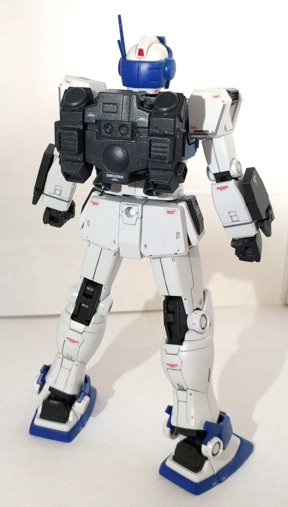 MSD版として発売されたジム·ガードカスタムですが、MSV-R版との違いは主に肩のバルカンの有無と腰のアーマー、最大の違いはバックパックが他のジムと共通になっている点です
改修箇所としては肩にバルカン砲を内蔵させ、バックパックは他機のパーツを流用して製作した物をキット付属のバックパックの上から取り付け大出力のバックパックをイメージして製作しました
腰のアーマーは無理に加工すると穴が目立ちそうだった為、あえてそのままにしてます
その他、一部に装甲を追加しています