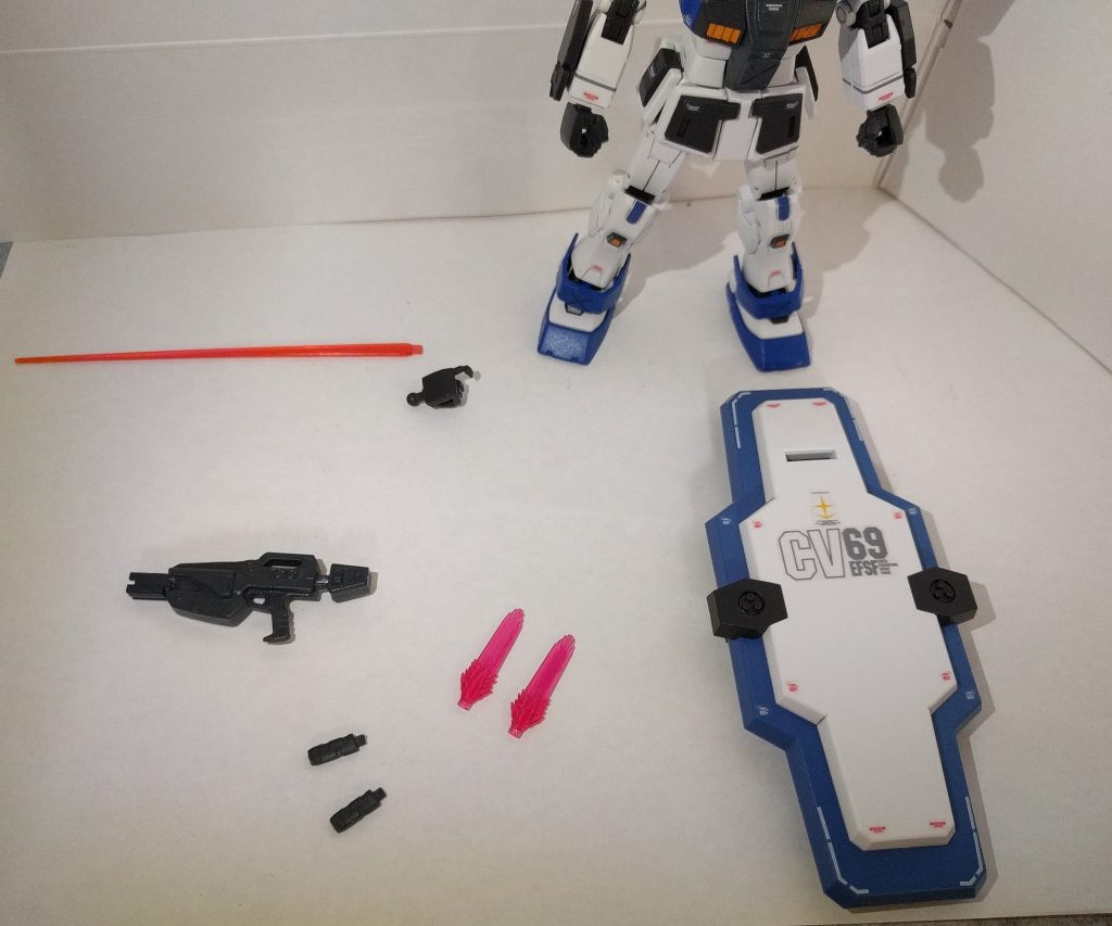 武装はビームスプレーガンのみ別のキットの物を改造した物に変更してます
また、ビーム·ダガーにはAGE系やOO系のビームサーベルを取り付ける事も出来ました